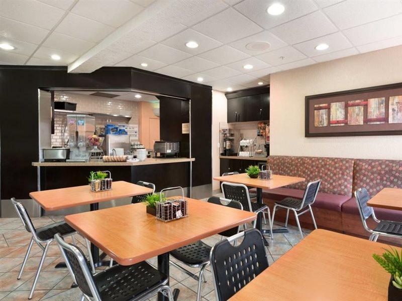 Super 8 By Wyndham Calgary Shawnessy Area Hotel Eksteriør billede