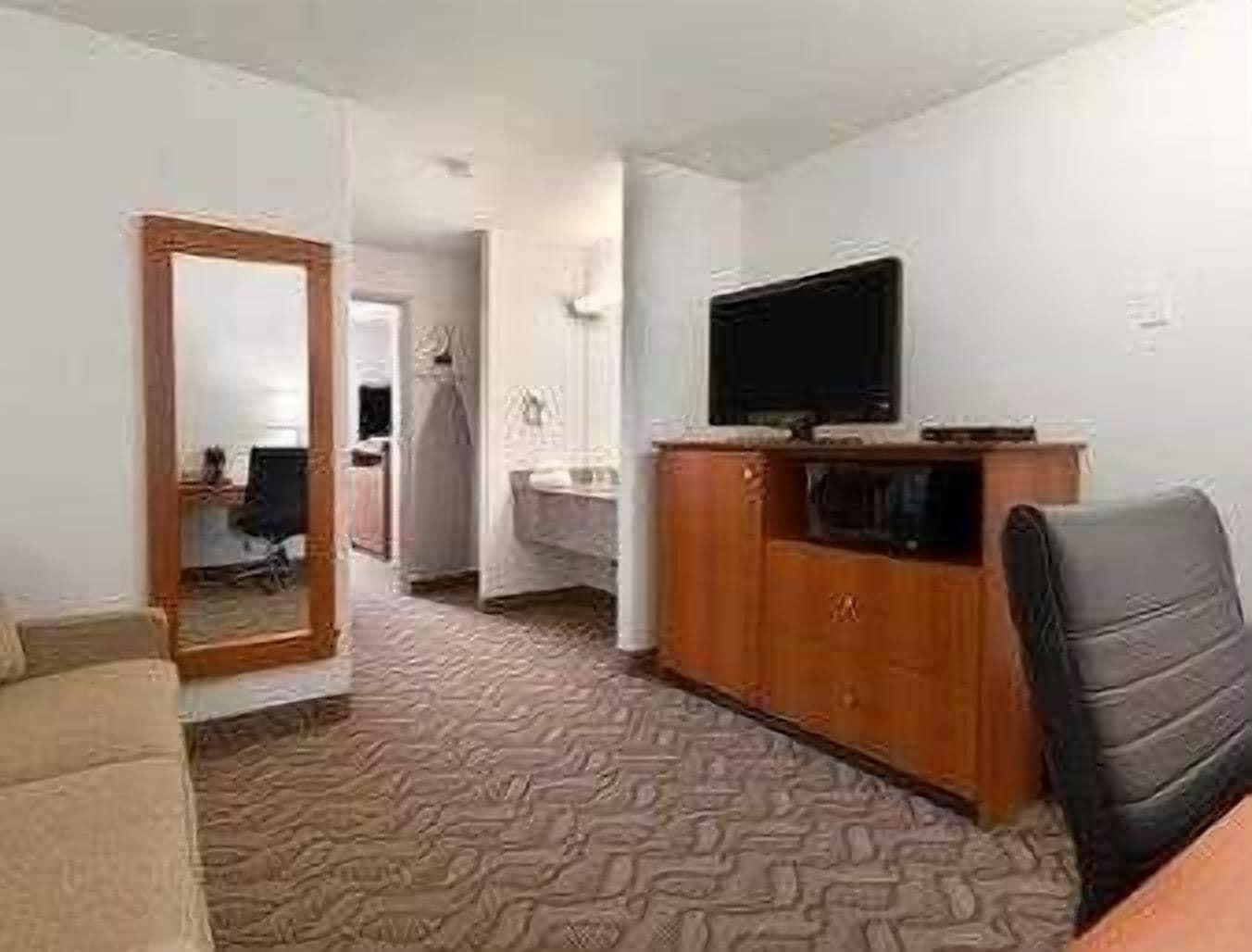 Super 8 By Wyndham Calgary Shawnessy Area Hotel Eksteriør billede