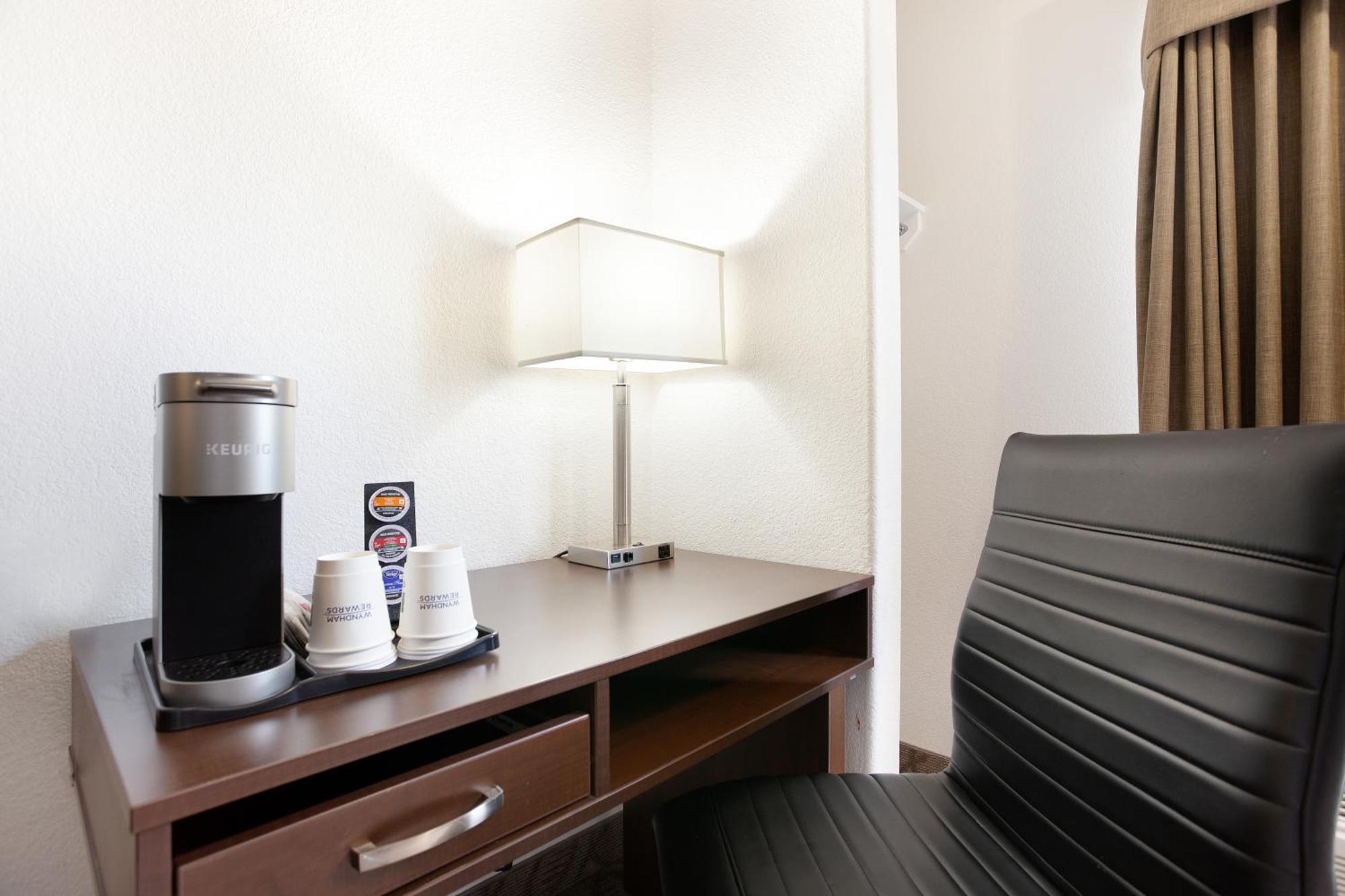 Super 8 By Wyndham Calgary Shawnessy Area Hotel Eksteriør billede